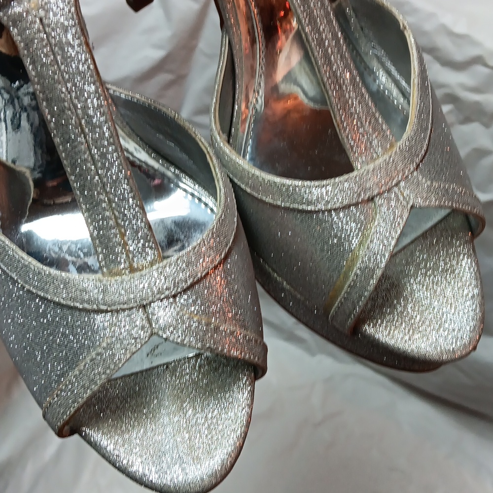 Gianni Bini Silver Heels with Peep-Toe Design and Stiletto Heel Size 10 - Picture 4 of 16